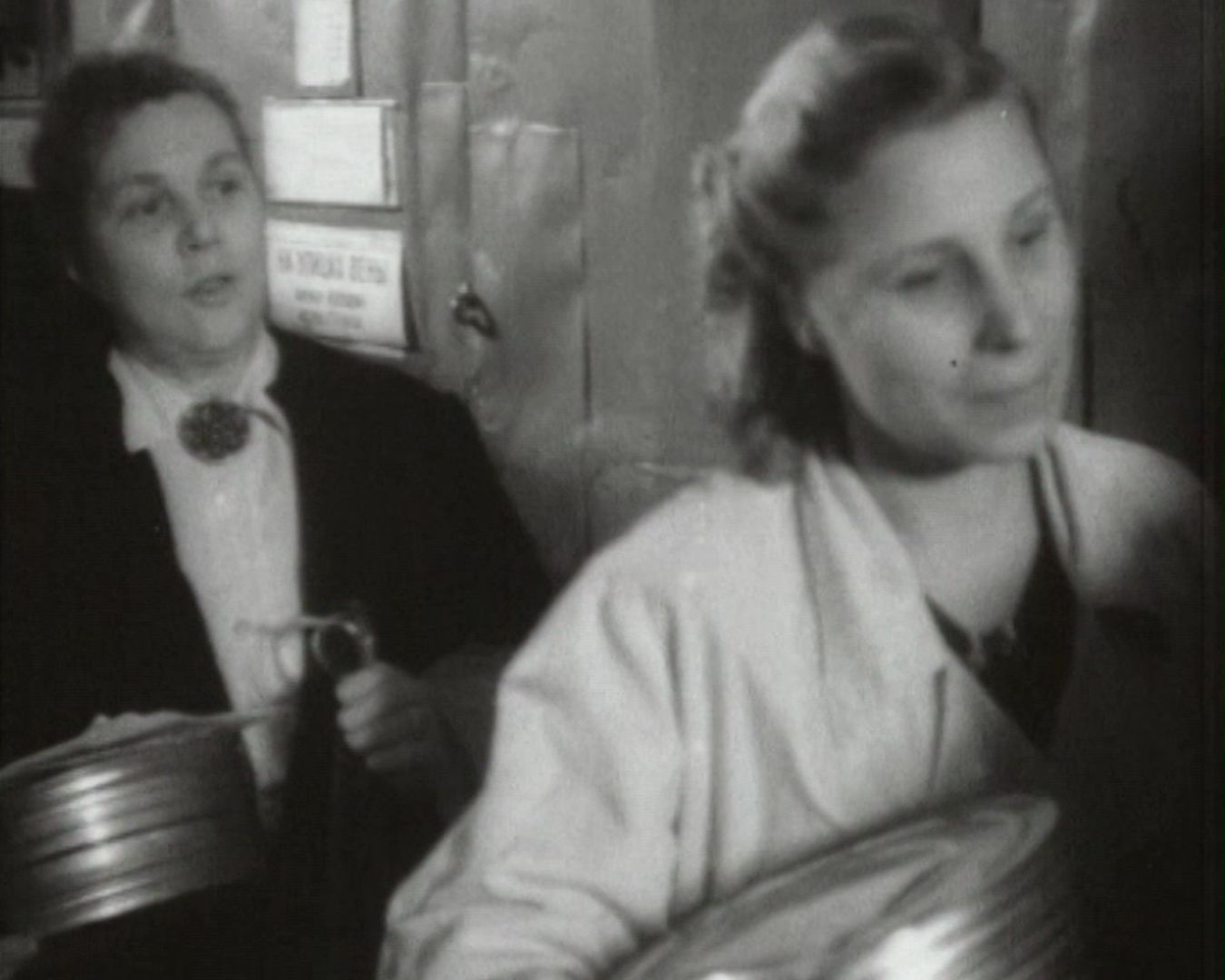 Мария Славинская (слева на фото). ЦСДФ, Лихов переулок, дом 6. Кадр из фильма 25 ЛЕТ.